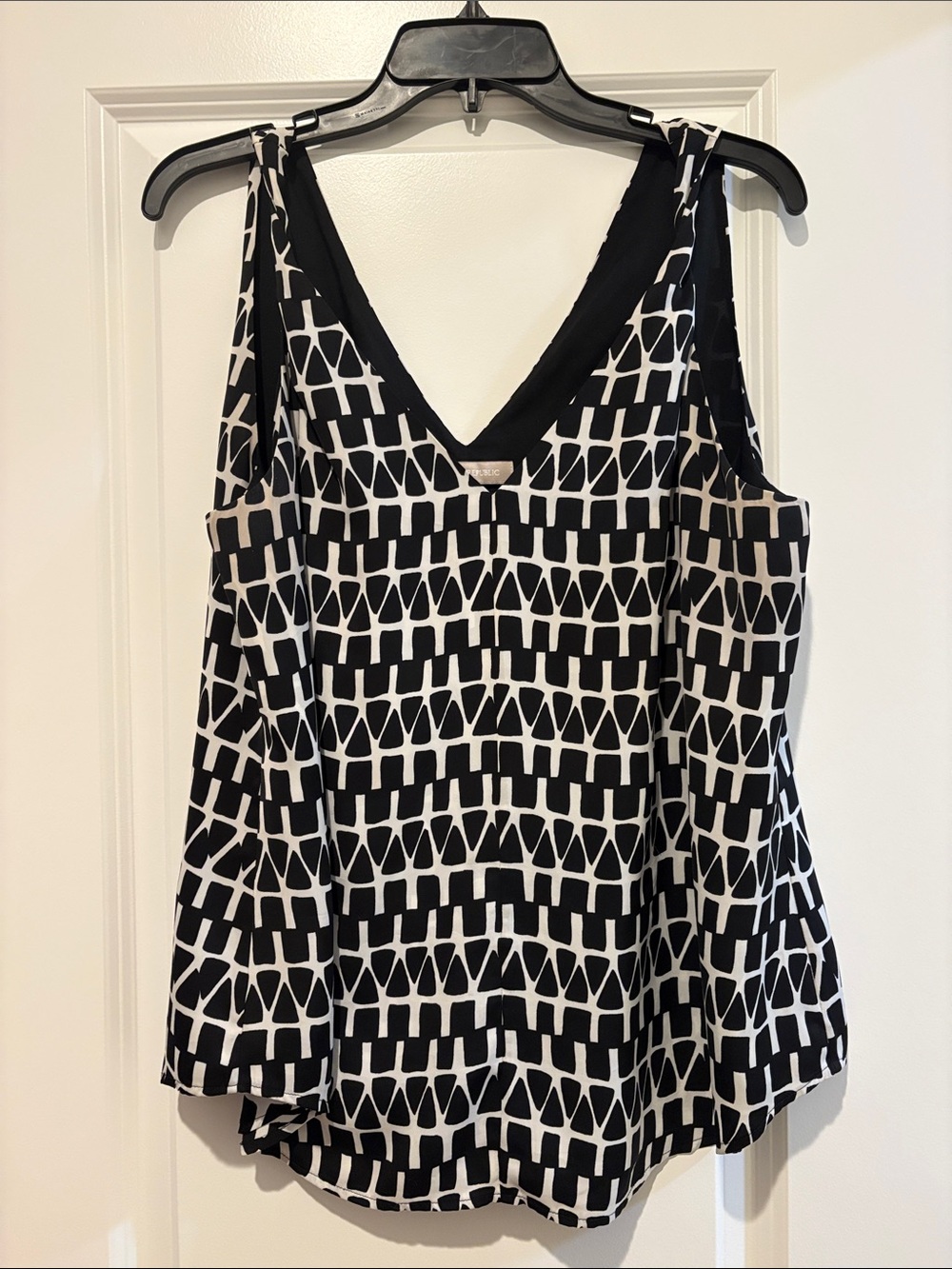 Black & White Geometric V-Neck Women's Tank Top